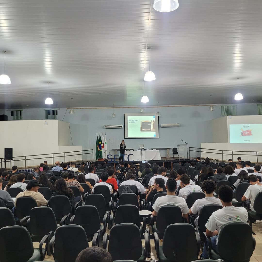 Imagem de público assistindo a palestras da SETC
